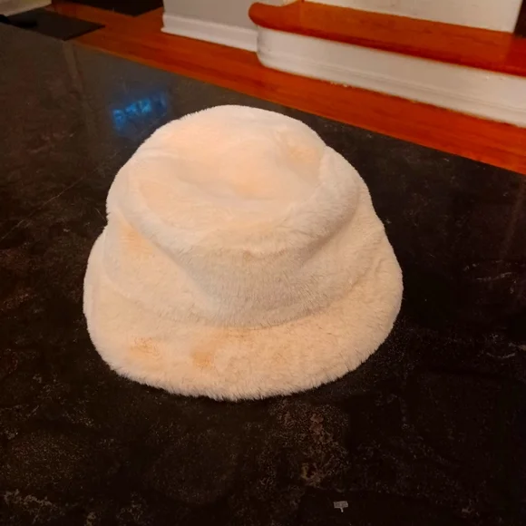 Nike Swoosh faux fur bucket hat in off white - Picture 3 of 4